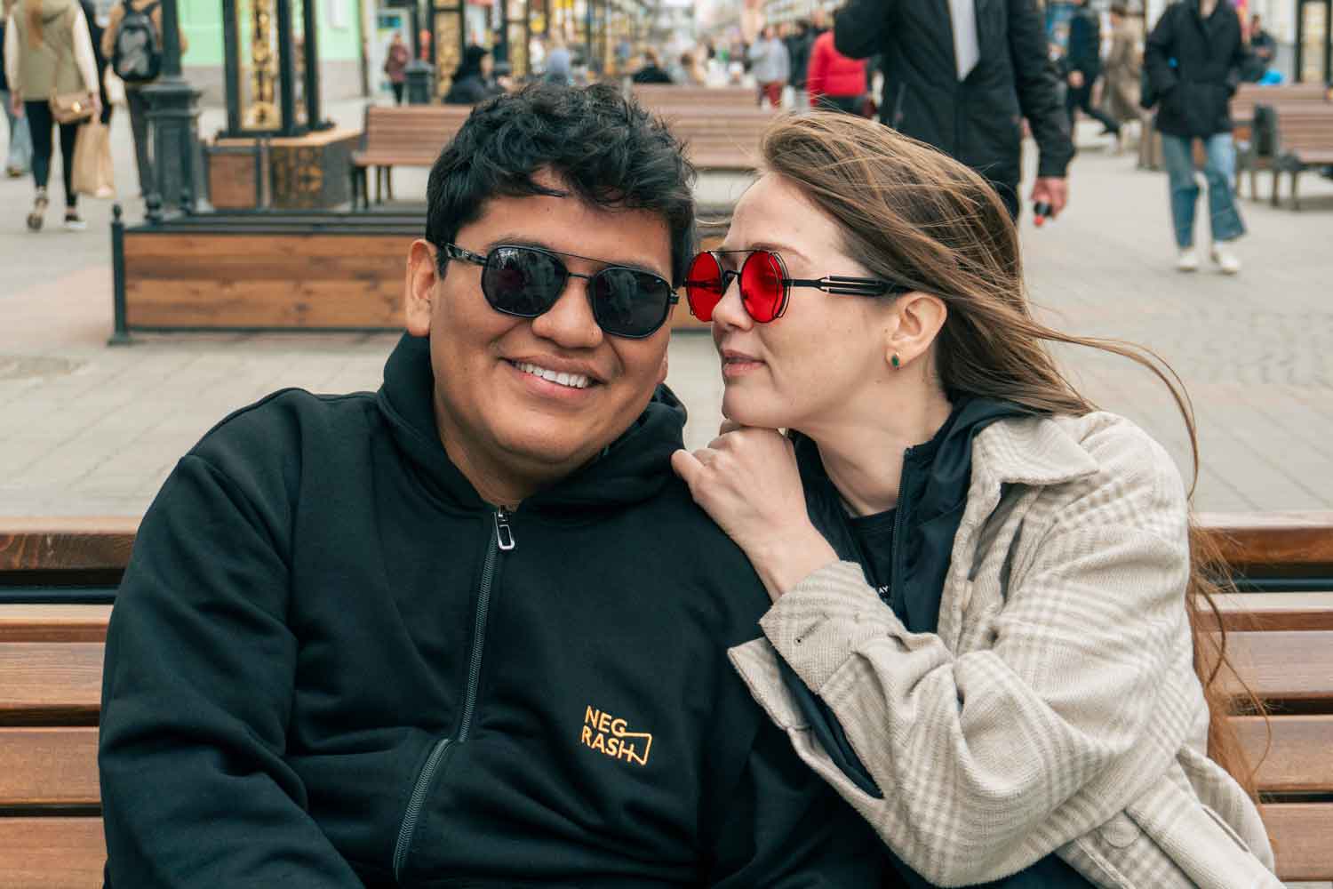 Juan Carlos y Eugenia sentados en un banco en Rusia, compartiendo un momento en pareja – proyecto Negrash