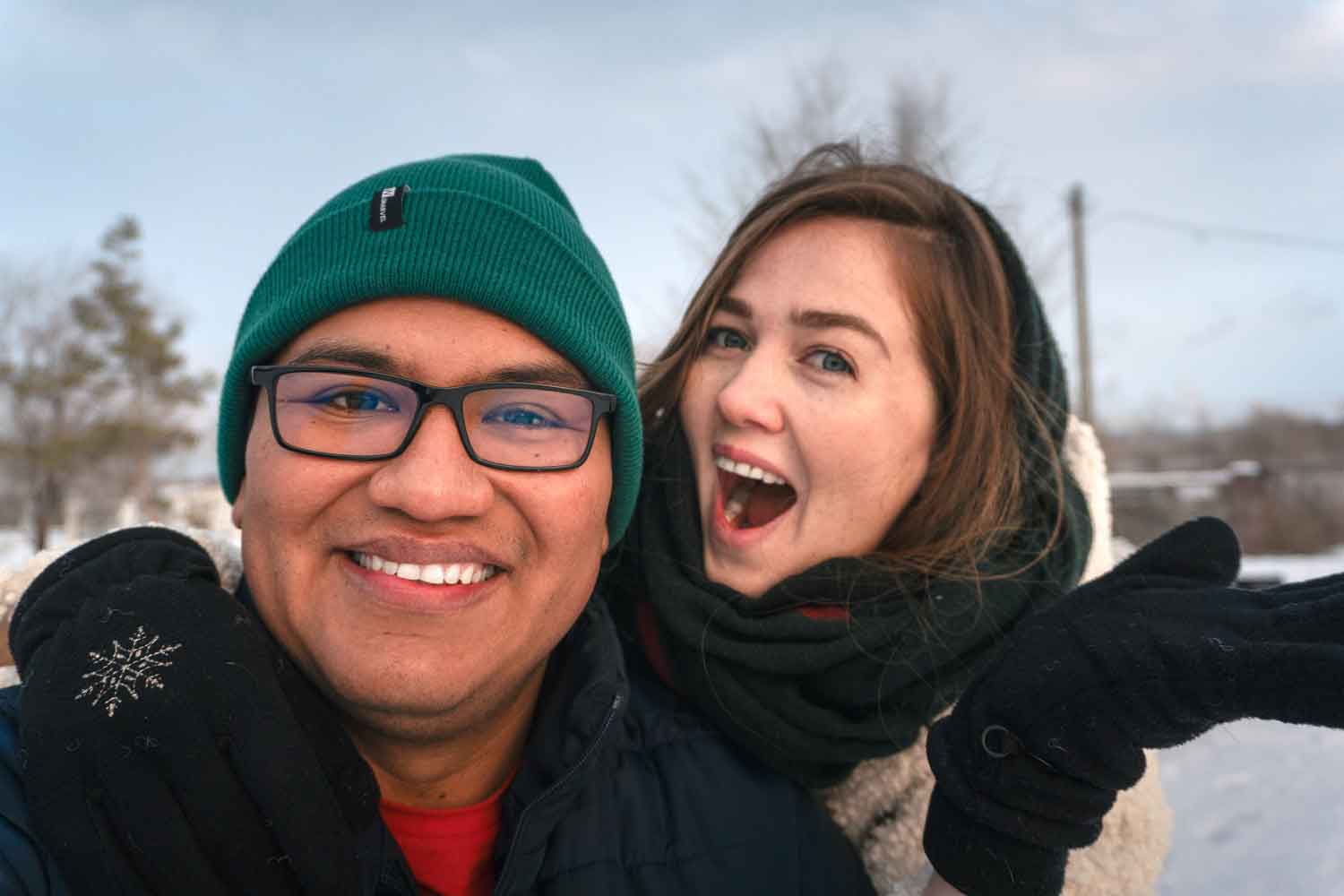 Juan Carlos y Eugenia riendo juntos durante el invierno en Rusia – pareja multicultural de Negrash