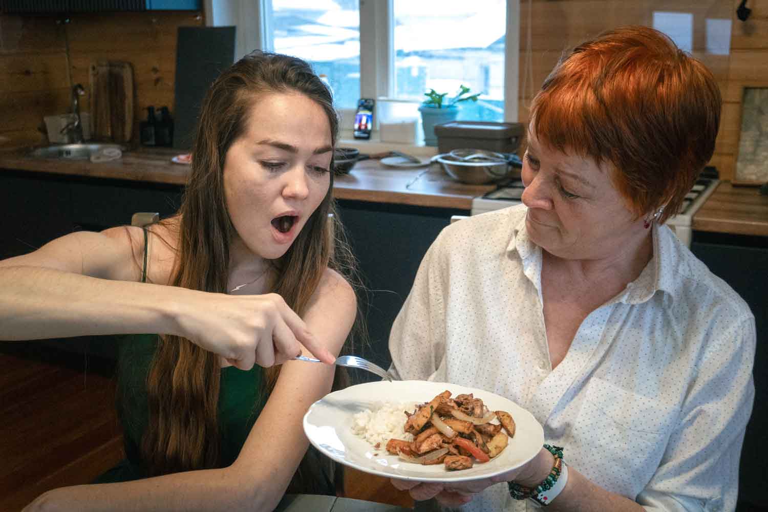 Eugenia probando comida rusa junto a una mujer local – experiencia gastronómica con Negrash