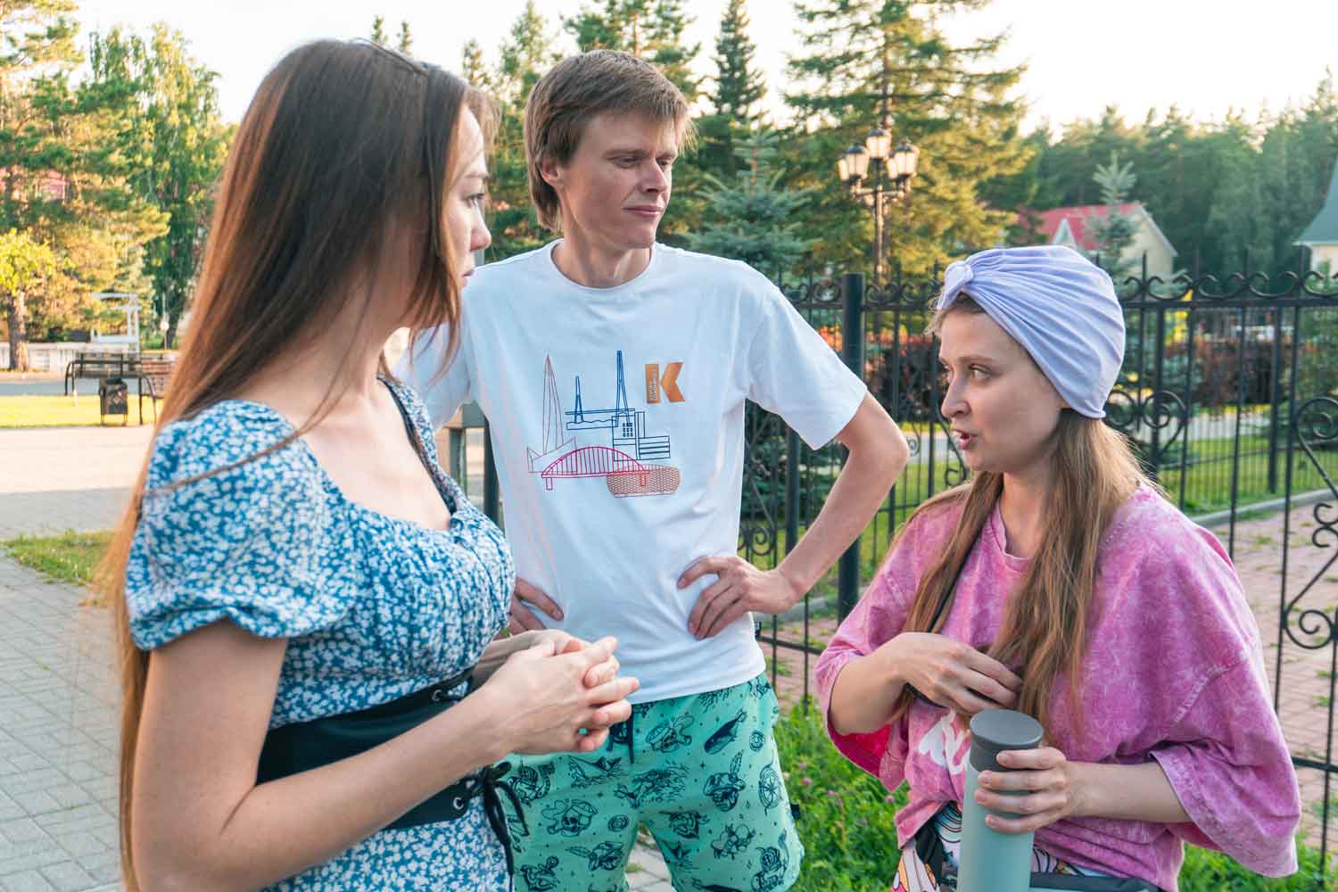 Jóvenes conversando en Rusia – integración cultural y comunidad de estudiantes con Negrash