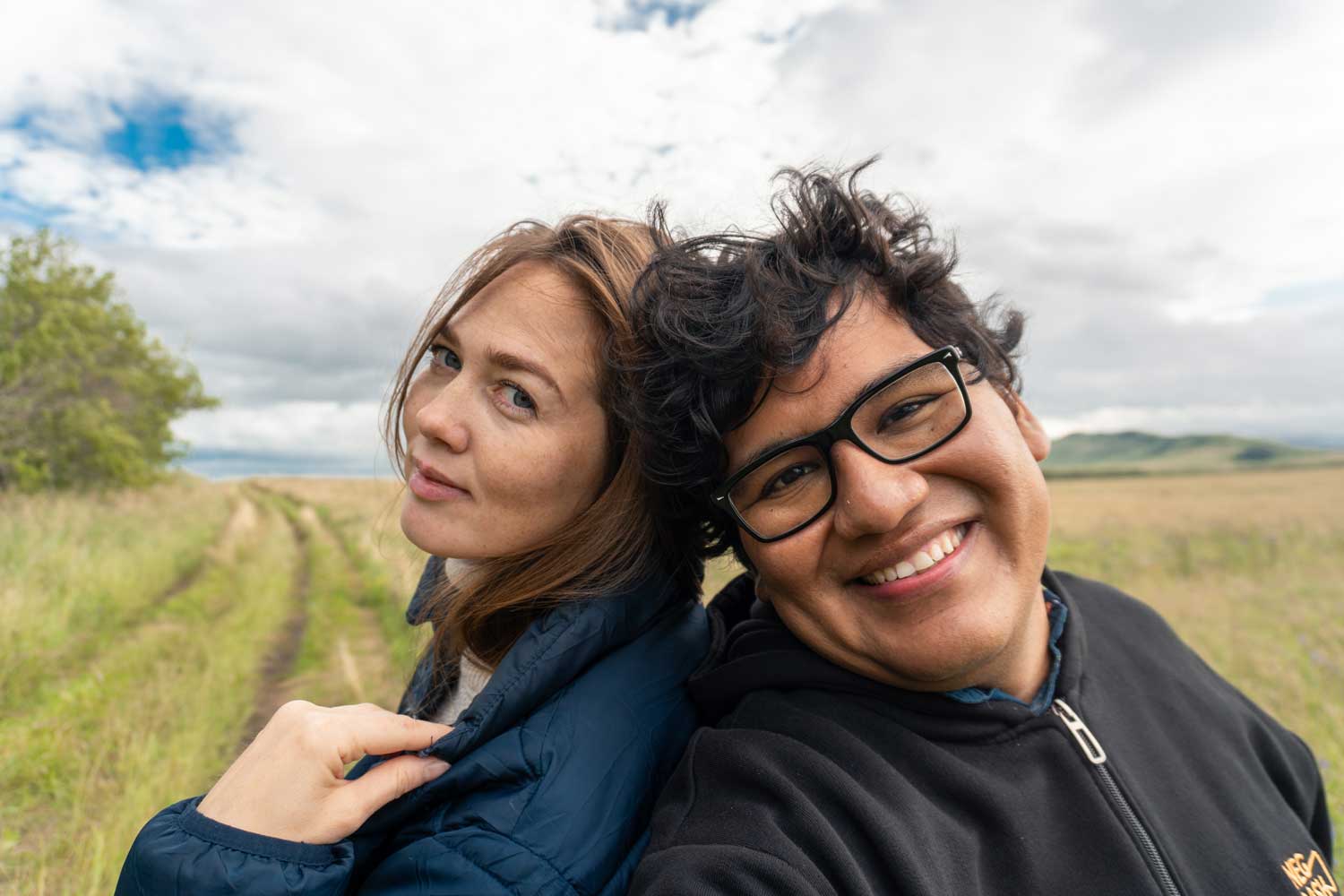 Juan Carlos y Eugenia disfrutando del campo en Rusia – pareja latina-rusa del proyecto Negrash