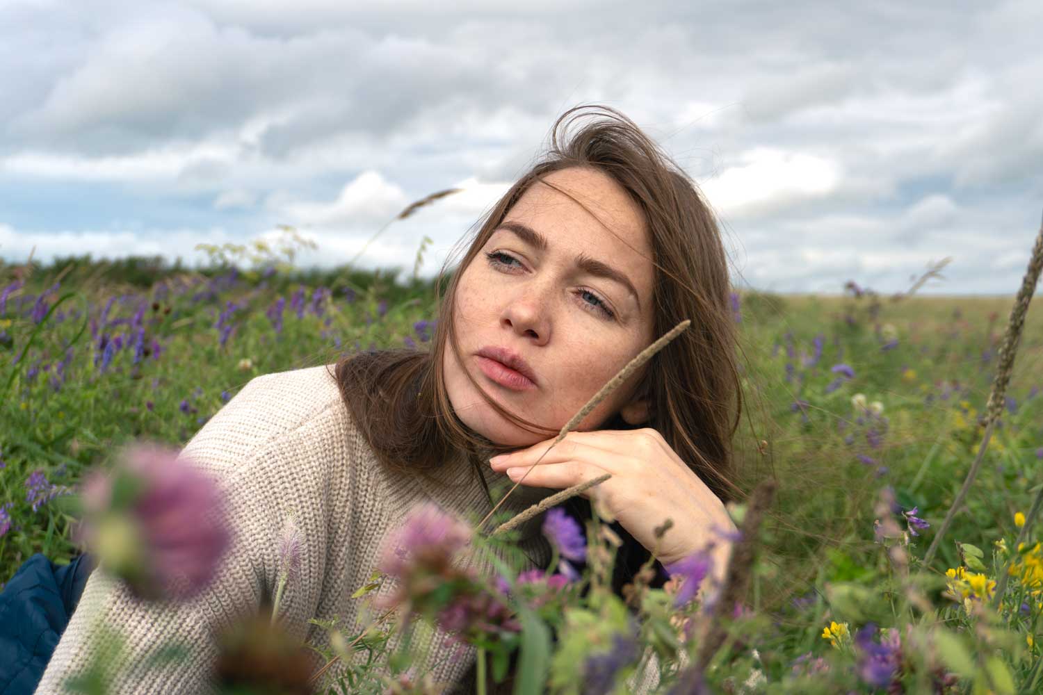 Eugenia disfrutando de un paisaje natural en Rusia – vida cotidiana y conexión con la naturaleza en Negrash