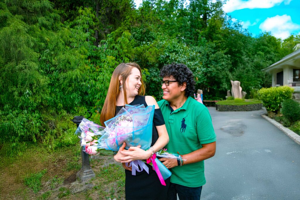 Entrega de flores en Rusia como sorpresa para pareja, servicio de regalos de Negrash